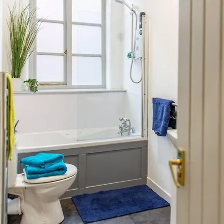 Apartment Lovely 1 Bed Sleeps 4